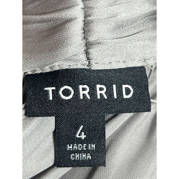 Torrid Womens Bow Tie Front Halter Top Size 4 Silver Sleeveless. Q - Picture 7 of 8